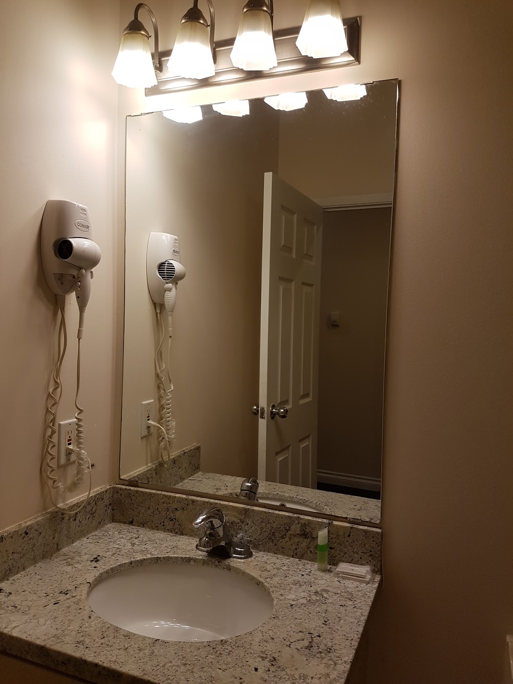 Pinecrest Motel | 2641 Hwy 7, Concord, ON L4K 1V8, Canada | Phone: (905) 669-1928