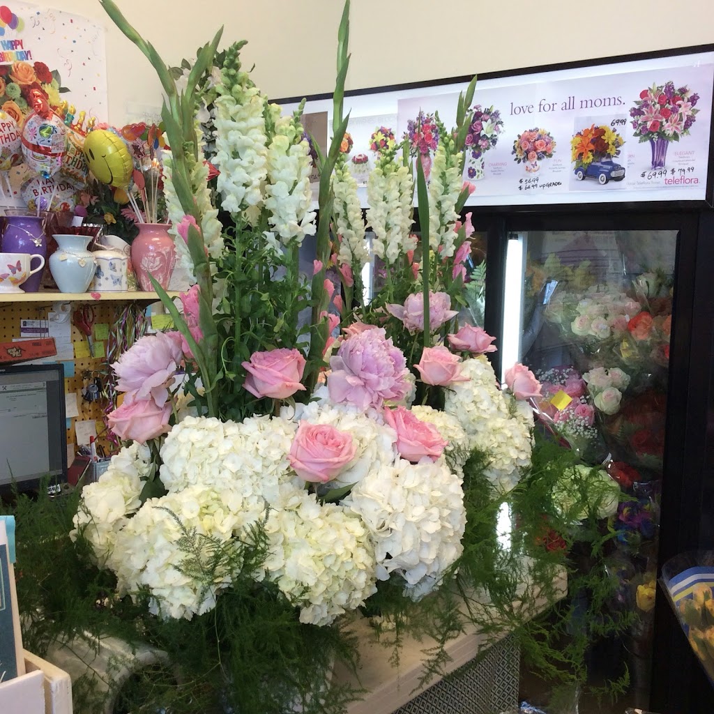 Kitchener Ontario Florist | 499 Lancaster St W, Kitchener, ON N2K 1L8, Canada | Phone: (519) 593-2332