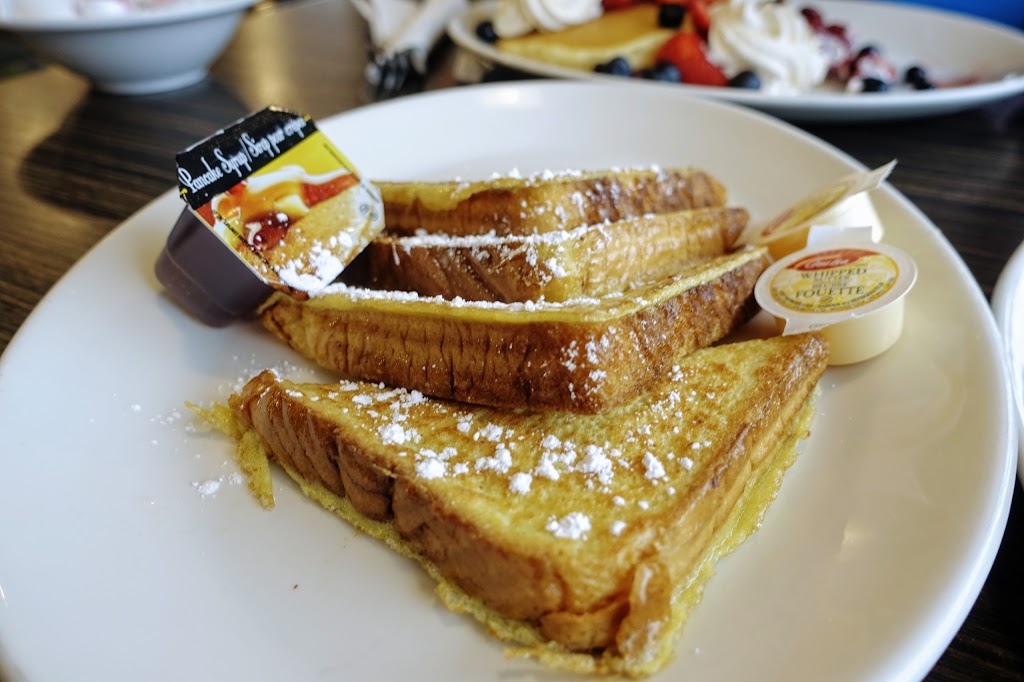 Johns Family Restaurant | 1 Fisherman Dr, Brampton, ON L7A 2X9, Canada | Phone: (905) 840-8888