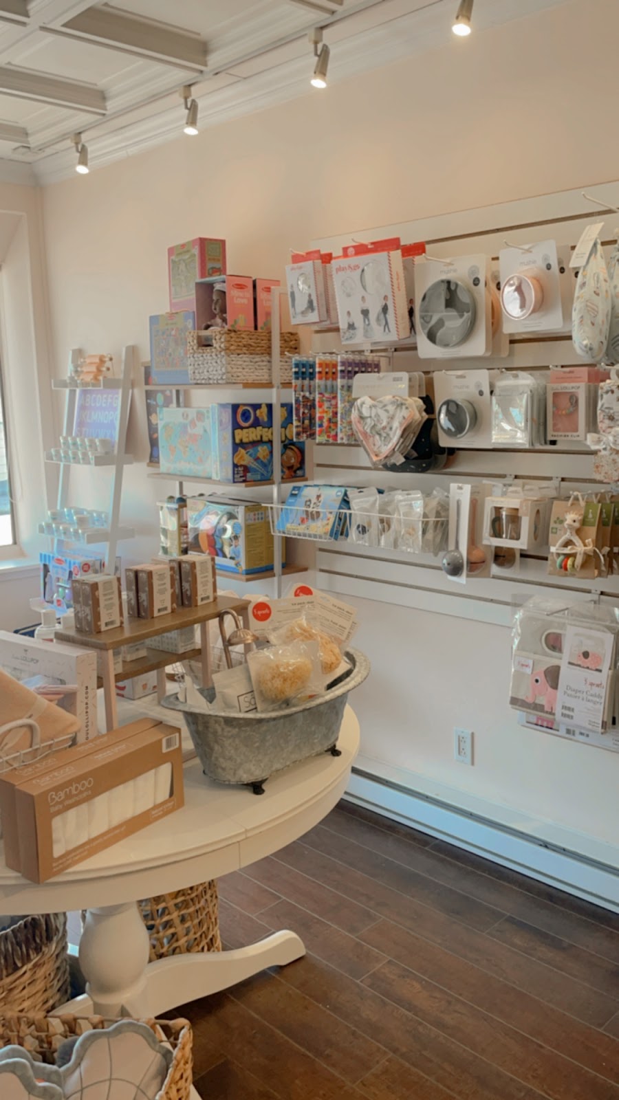 Seventeen Summers Boutique | 327 Chem. du Bord-du-Lac-Lakeshore, Pointe-Claire, QC H9S 4L6, Canada | Phone: (514) 694-1717