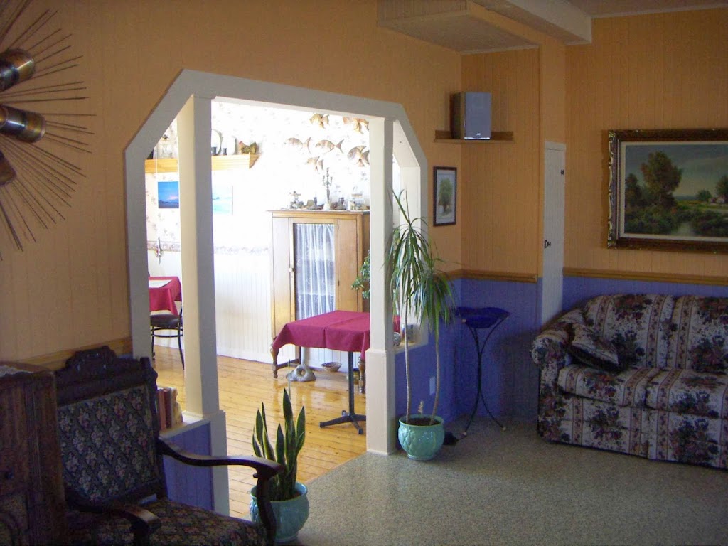 Auberge Les Eglantiers | 82 Chemin de la Baleine, La Baleine, QC G0A 2A0, Canada | Phone: (418) 438-2500