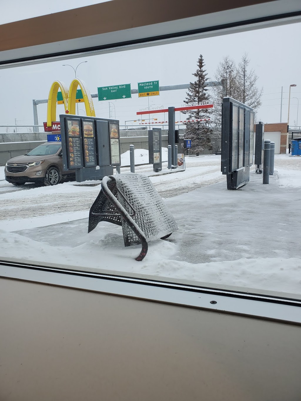 McDonalds | 250 Shawville Blvd SE #10, Calgary, AB T2Y 2Z7, Canada | Phone: (403) 254-0310