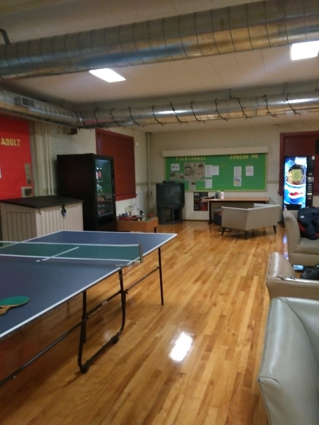 K-W Badminton Club Inc | 69 Agnes St, Kitchener, ON N2G 2E9, Canada | Phone: (519) 742-1844