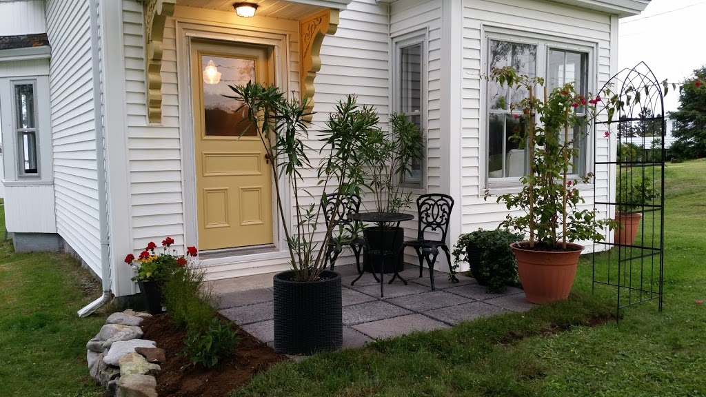 Mighty Atlantic Guest House | 968 Brooklyn Shore Rd, Brooklyn, NS B0J 1H0, Canada | Phone: (902) 350-2215