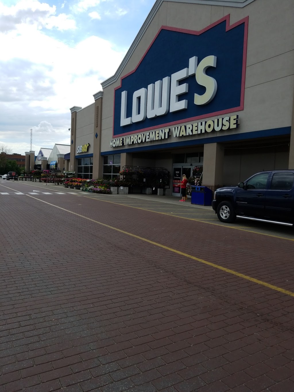 Lowes Home Improvement | 1604 The Queensway, Etobicoke, ON M8Z 1V1, Canada | Phone: (416) 253-2570