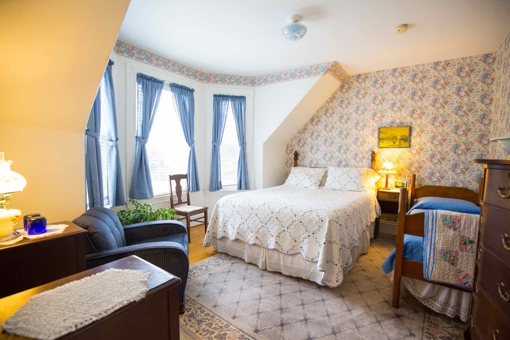 Browns Guest Home Bed & Breakfast | 158 Victoria St E, Amherst, NS B4H 1Y5, Canada | Phone: (902) 667-9769