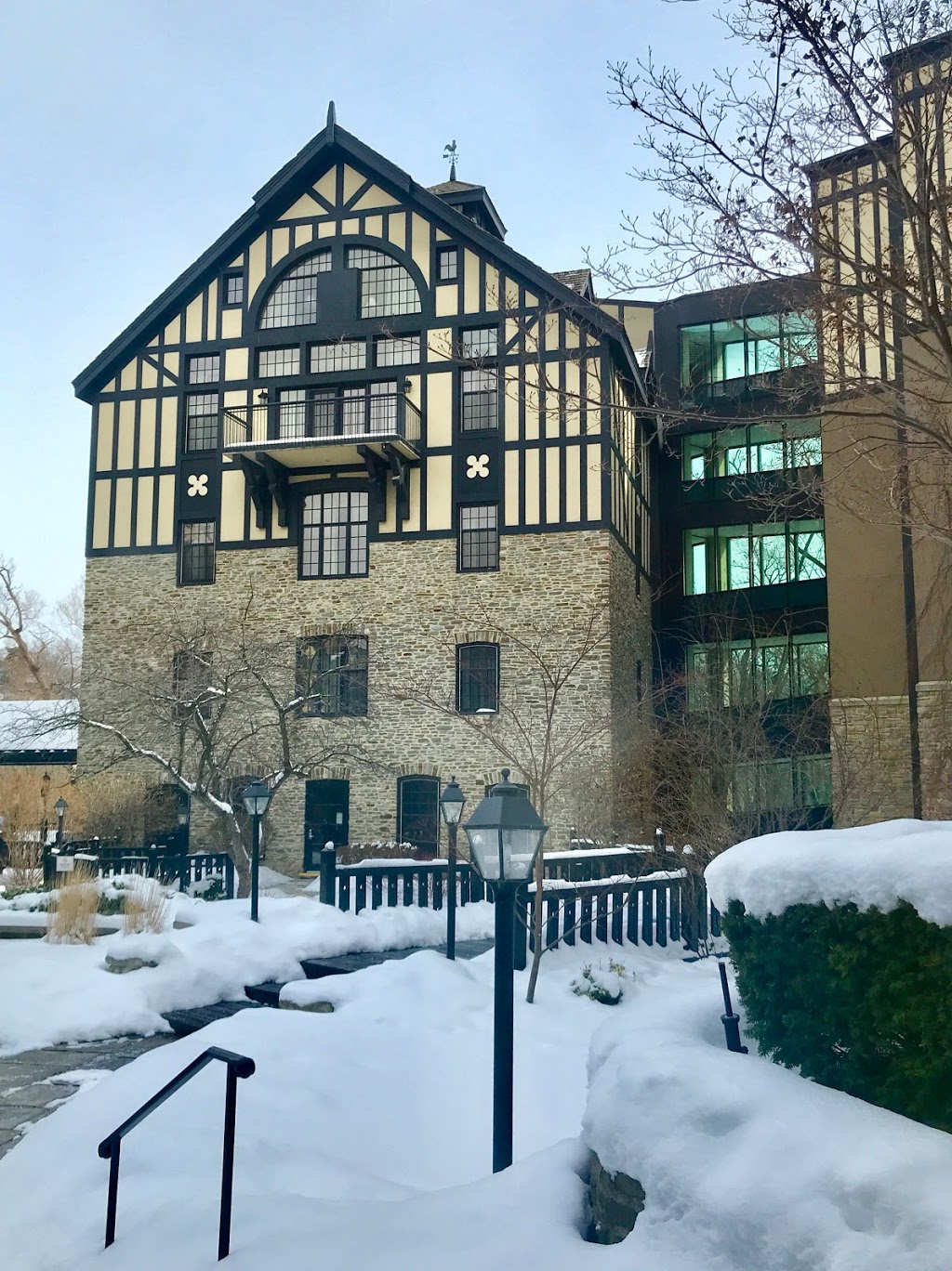Old Mill Toronto Hotel | 9 Old Mill Rd, Etobicoke, ON M8X 1G5, Canada | Phone: (416) 232-3707