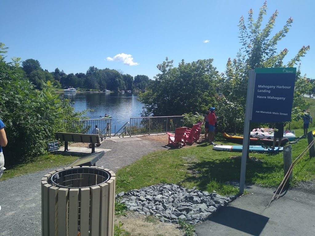 Beths on The Bay | 5599 Manotick Main St, Manotick, ON K4M, Canada | Phone: (613) 799-0207