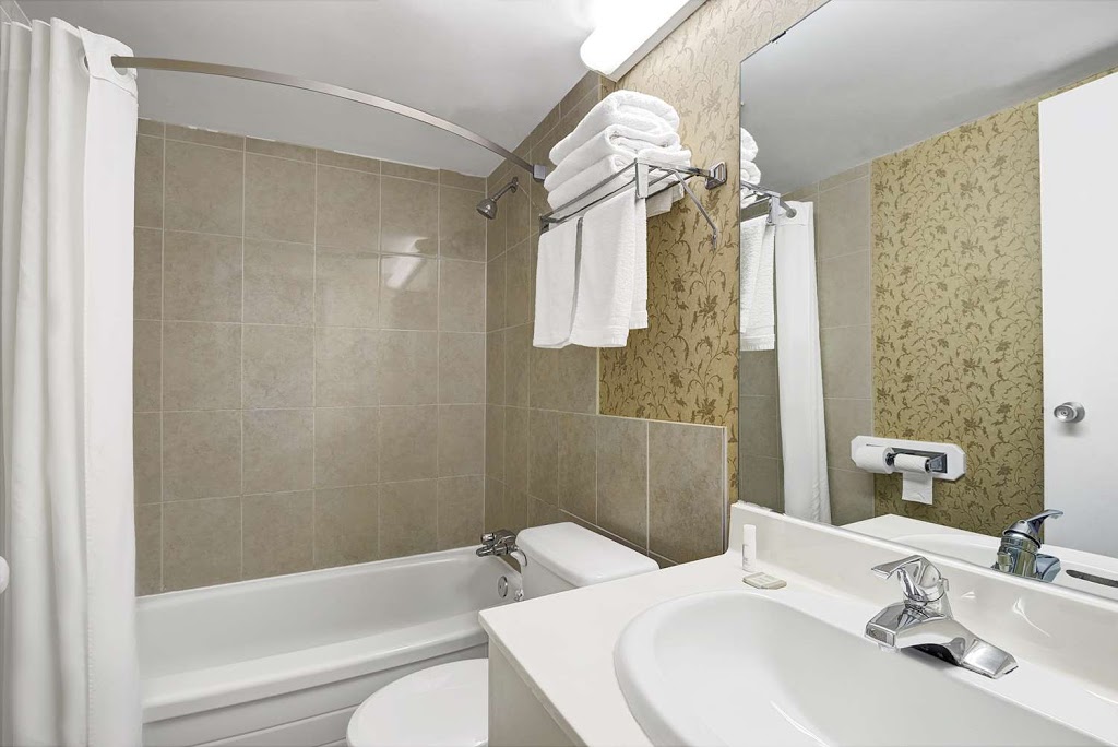 Super 8 by Wyndham Niagara Falls North | 4009 River Rd, Niagara Falls, ON L2E 3E4, Canada | Phone: (905) 356-0131