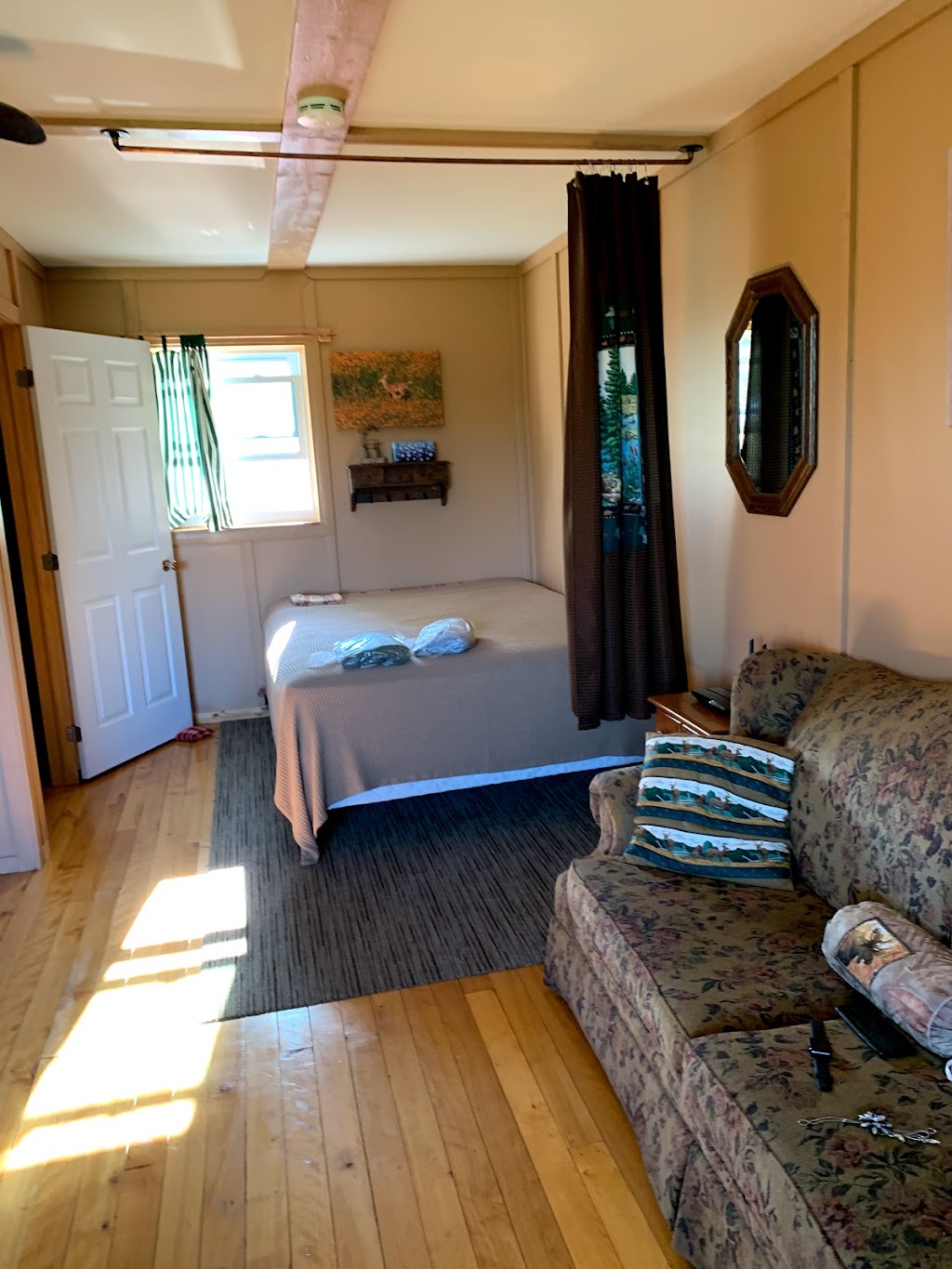 Cabins on the York | 669 S Baptiste Lake Rd, Bancroft, ON K0L 1C0, Canada | Phone: (613) 332-3096