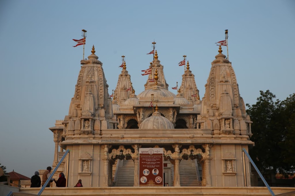 BAPS Shri Swaminarayan Mandir | 1488 Red River Dr, Howden, MB R5A 1K2, Canada | Phone: (204) 504-2277