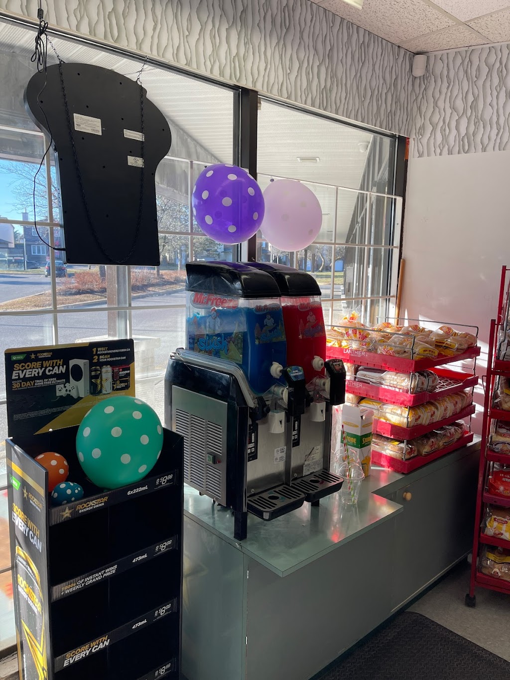 Lucky R convenient | 375 Épinettes Ave unit 2, Orléans, ON K1E 3E6, Canada | Phone: (613) 590-0670