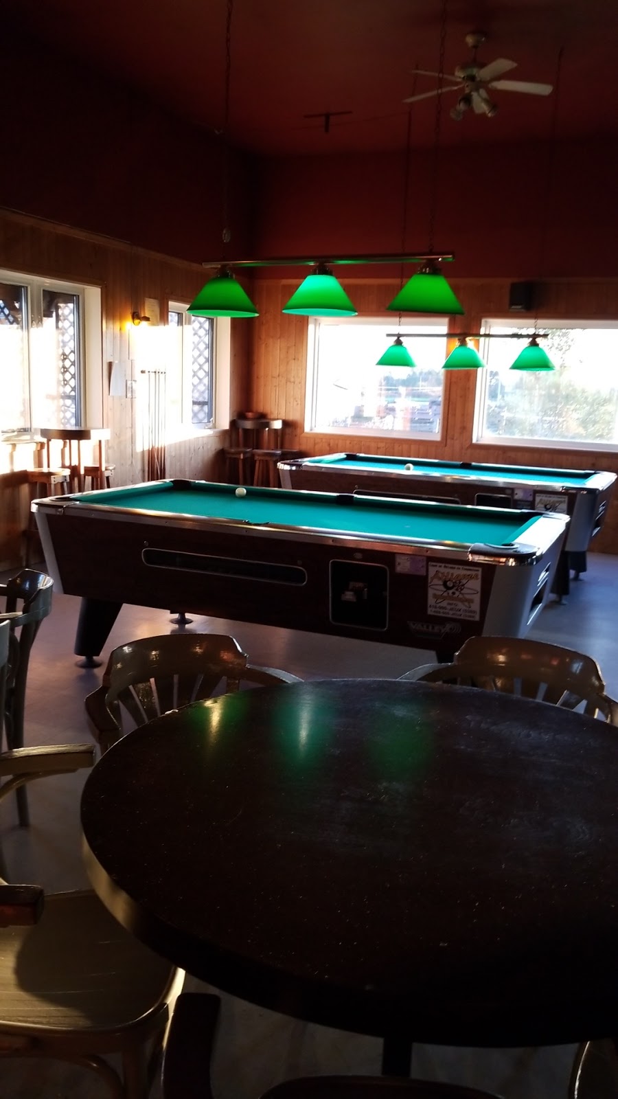 Bar le Contour | 453 Rue Saint Alphonse, Lac-aux-Sables, QC G0X 1M0, Canada | Phone: (418) 336-2846