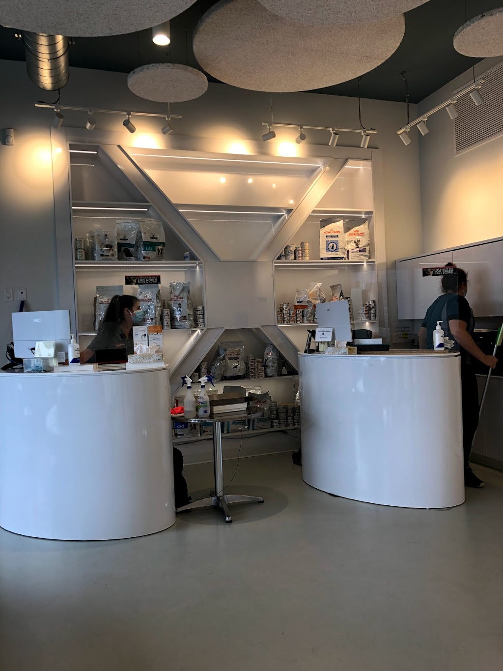 Vétérinaire Urgence 24/7 CENTREDMVET DMV Rive-Nord Blainville | 20 Bd des Châteaux Suite 110, Blainville, QC J7B 1Z8, Canada | Phone: (514) 633-8888
