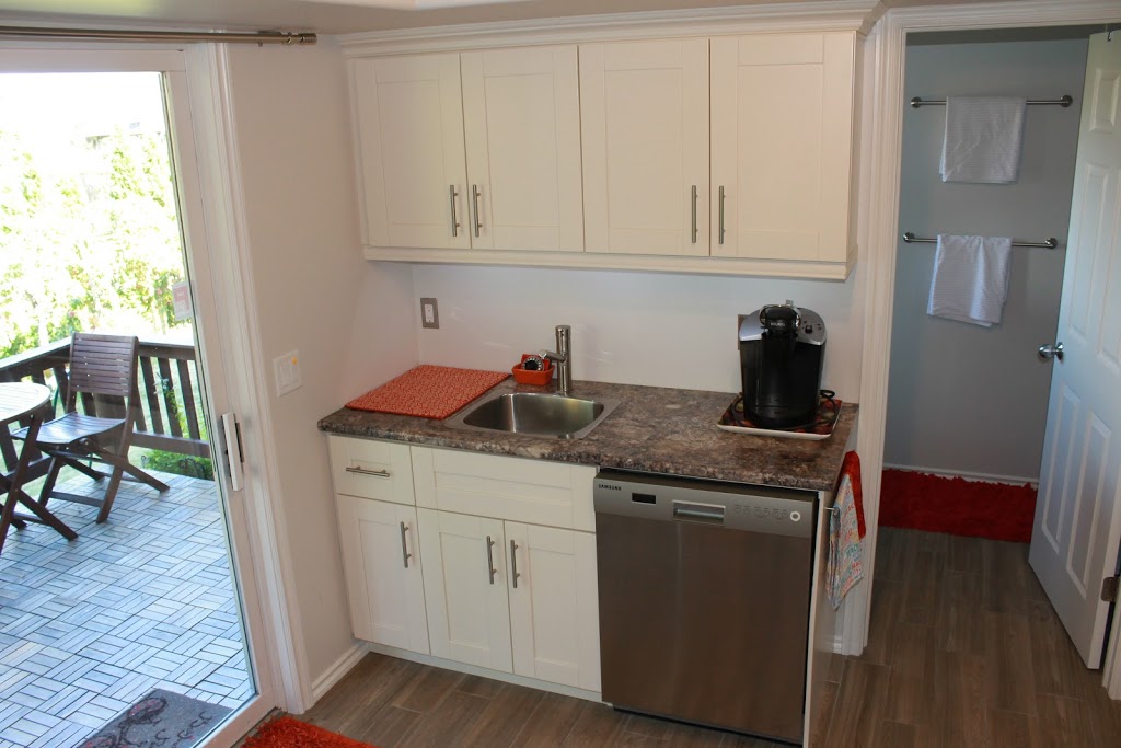 Lakeview Vacation Suite, Kelowna (Westside) | 424 Abel Pl, Kelowna, BC V1Z 3E1, Canada | Phone: (250) 769-6225