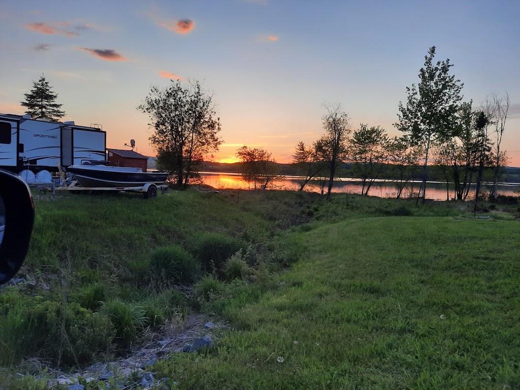 Camping & Pourvoirie Constantineau | 282 Chem. du Tour du Lac, Sainte-Anne-du-Lac, QC J0W 1V0, Canada | Phone: (819) 586-2690