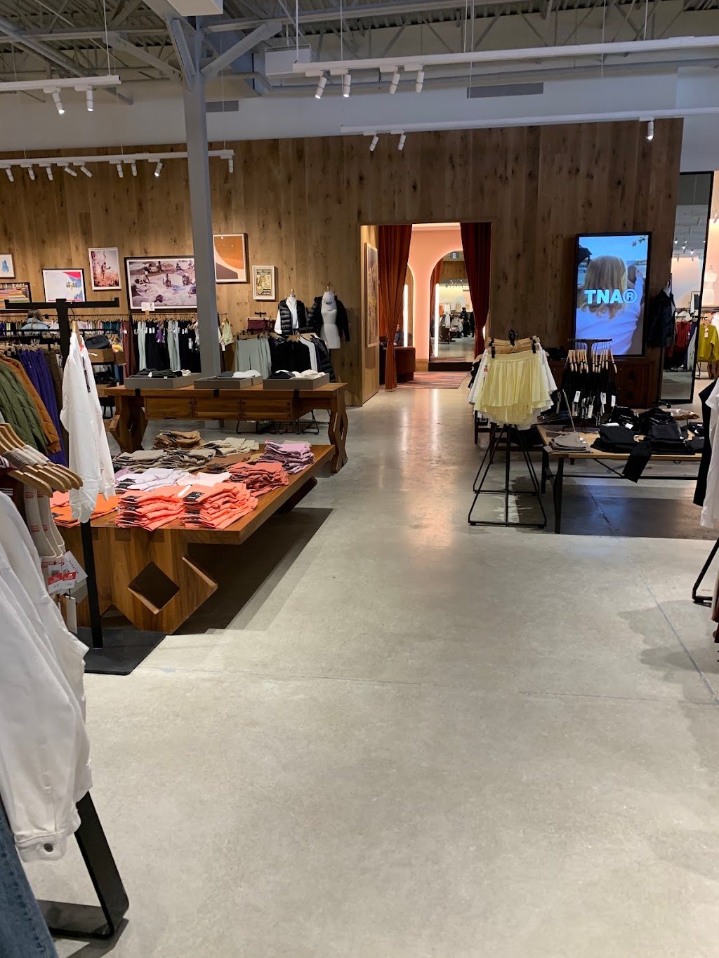 Aritzia | 19001 Chemin Notre Dame #102, Blainville, QC J7C 5L4, Canada | Phone: (450) 979-1425