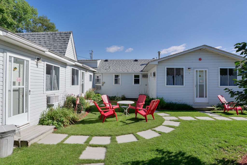 Oakwood Motel | 1060 Muskoka Rd S, Gravenhurst, ON P1P 1K6, Canada | Phone: (705) 687-4224
