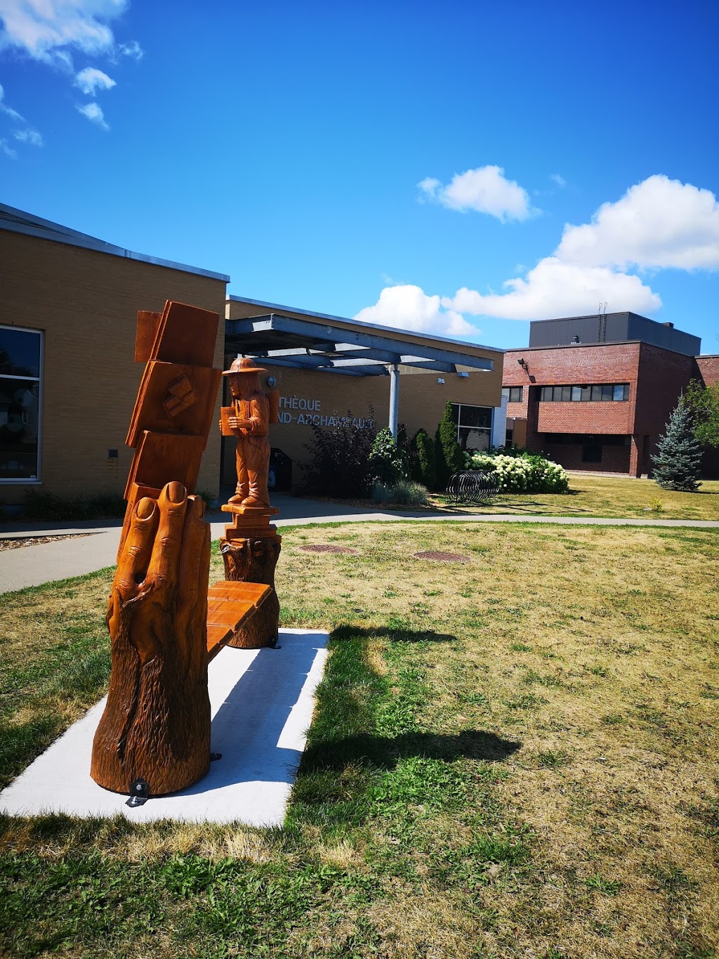 Bibliothèque Edmond-Archambault | 231 Boulevard J. A. Paré, Repentigny, QC J5Z 4M6, Canada | Phone: (450) 470-3430