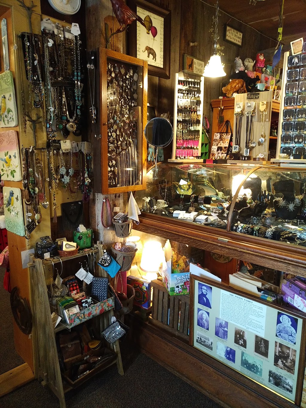 Hawleys Corners | 8177 Victoria St, Metcalfe, ON K0A 2P0, Canada | Phone: (613) 821-1332