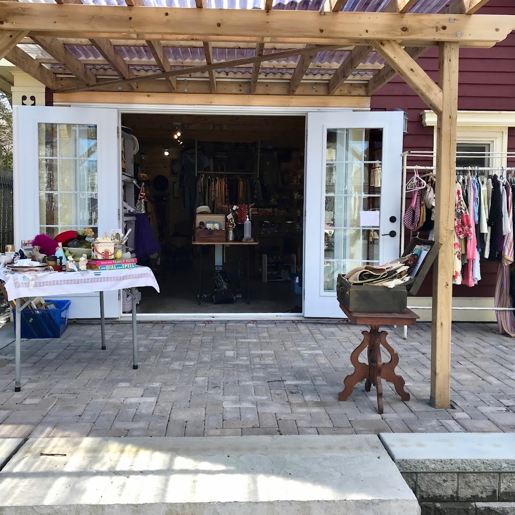 The Hanger and Clasp Vintage | 596 Main St, Mahone Bay, NS B0J 2E0, Canada | Phone: (902) 523-3179