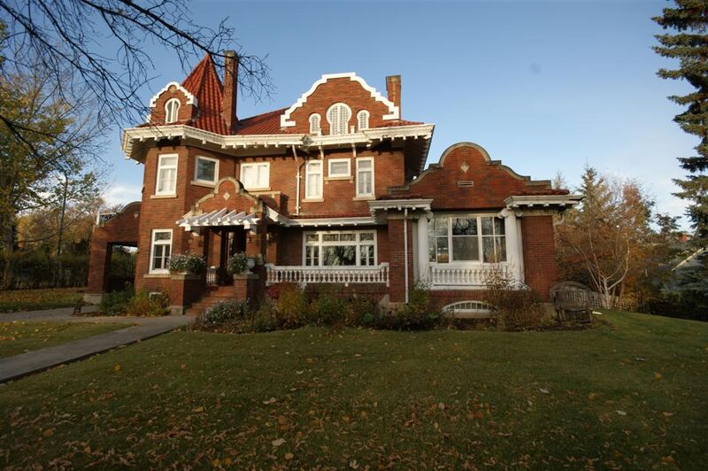 Keyhole Castle Bed and Breakfast | 1925 1 Ave E, Prince Albert, SK S6V 4V6, Canada | Phone: (306) 763-3321