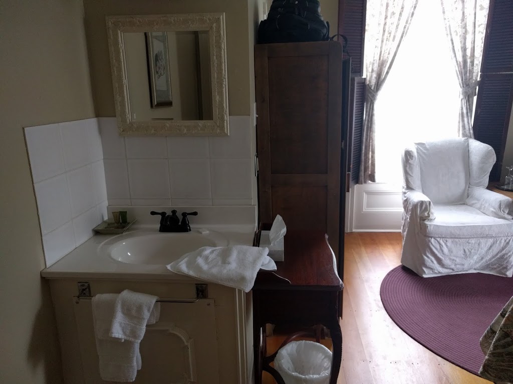 Bluenose Lodge | 10 Falkland St, Lunenburg, NS B0J 2C0, Canada | Phone: (902) 634-8851