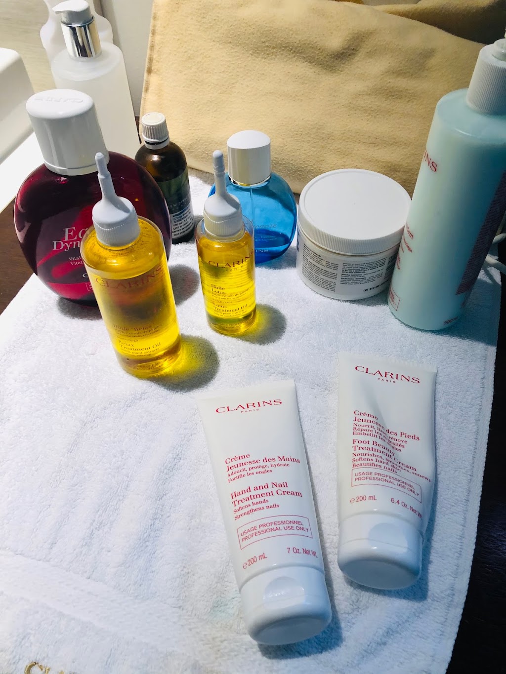 Clarins Skin Spa‎ | 805 A. Chomedey, Laval, QC H7W 5N4, Canada | Phone: (450) 688-2178