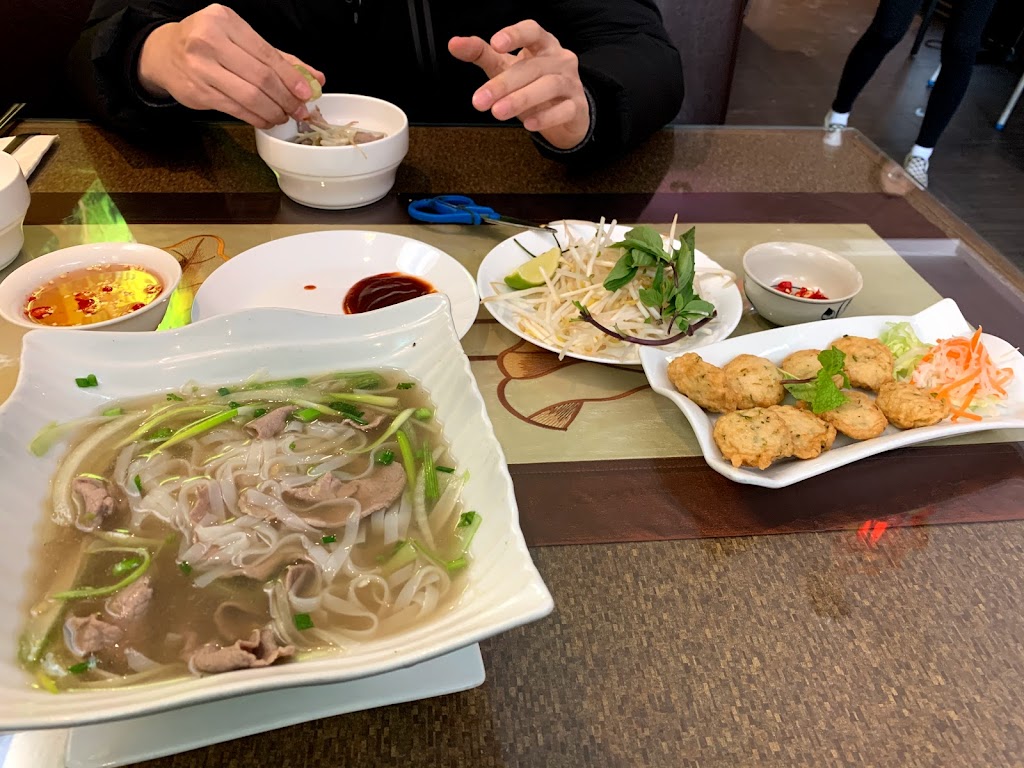 Pho Xua | 1768 St Clair Ave W, Toronto, ON M6N 1J3, Canada | Phone: (416) 519-9979