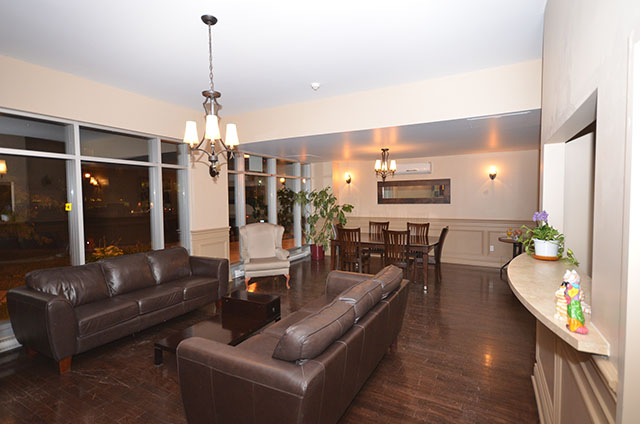 Bourg Du Village | 25 Place Casavant, Sainte-Thérèse, QC J7E 5X1, Canada | Phone: (450) 508-2000