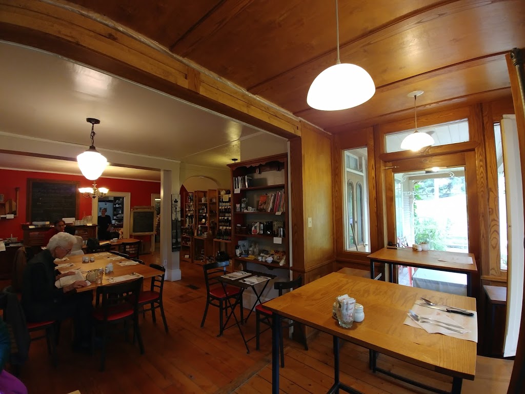 Restaurant La Desserte | 224 Rue du Collège S, Richmond, QC J0B, Canada | Phone: (819) 826-1862