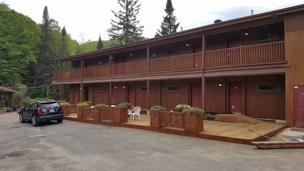 Hotel Le Petit Lac | 2010 Chemin Pierre Péladeau, Sainte-Adèle, QC J8B 1Z5, Canada | Phone: (450) 745-4545
