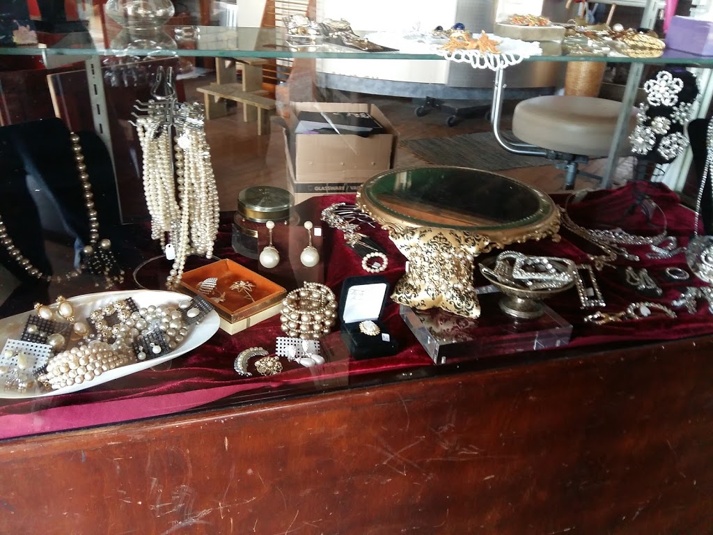 Top of the Stairs Antiques & Collectibles | 36 Niagara St, Welland, ON L3C 1H9, Canada | Phone: (289) 687-7634