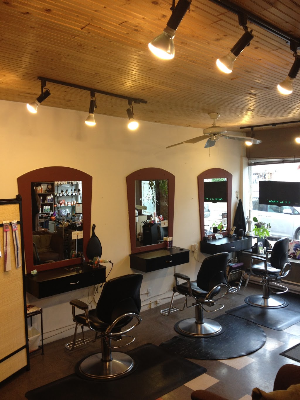 Creative Look Hair Studio | hair care | South Side Of The Building SIDE DOOR, 128-B Lipton St, Winnipeg, MB R3G 2G7, Canada | 2047720361 OR +1 204-772-0361