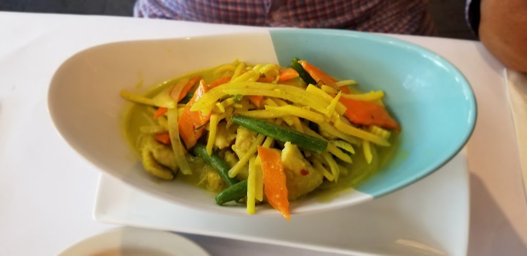 Restaurant Emeraude Bangkok | 413 Avenue Bourke, Dorval, QC H9S 3W8, Canada | Phone: (514) 538-6628