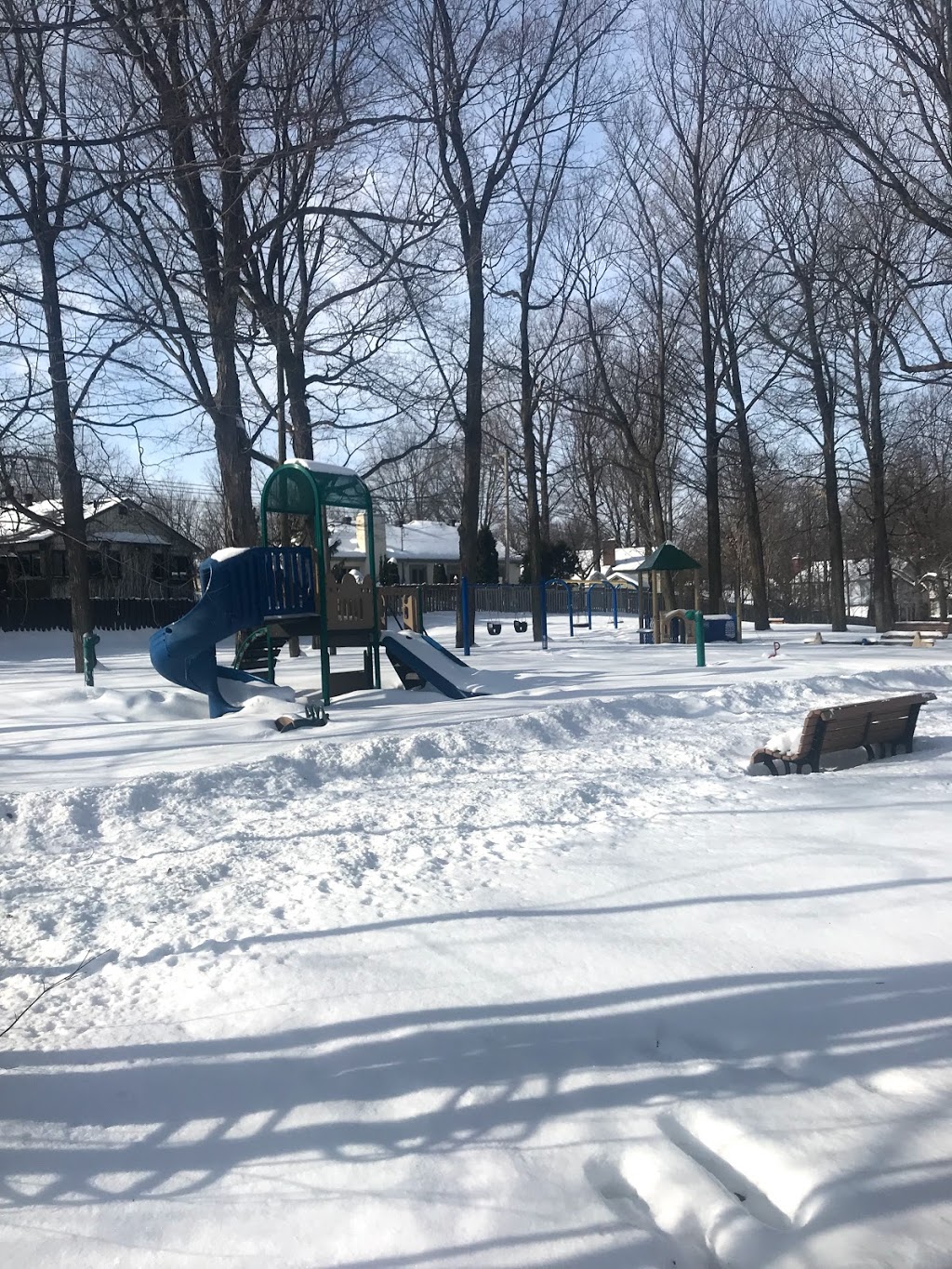 Parc Montrose | Av Elm, Beaconsfield, QC H9W, Canada | Phone: (514) 428-4400