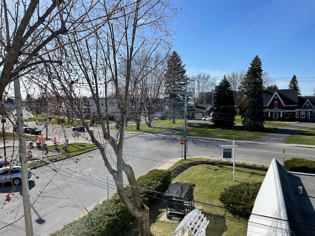 Les Appartements Blancs | 3 Rue Ferland, 5 rue Ferland, 106, 108 Chemin Sainte-Anne, Sorel-Tracy, QC J3P 3C6, Canada | Phone: (514) 778-9133