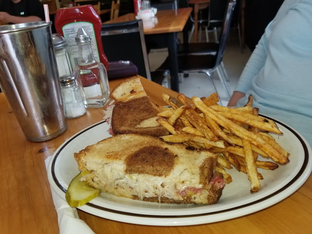 Country Line Diner | 66 Main St N, Elmwood, ON N0G 1S0, Canada | Phone: (226) 433-2400