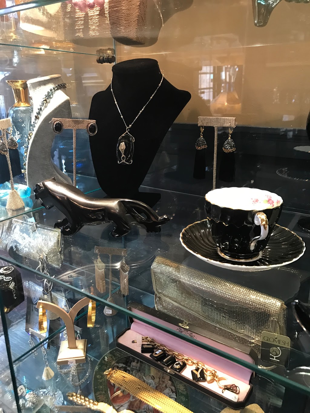 Treasure Hunt Antiques & Rentals | 3150 Cambie St, Vancouver, BC V5Z 2W2, Canada | Phone: (604) 559-4669