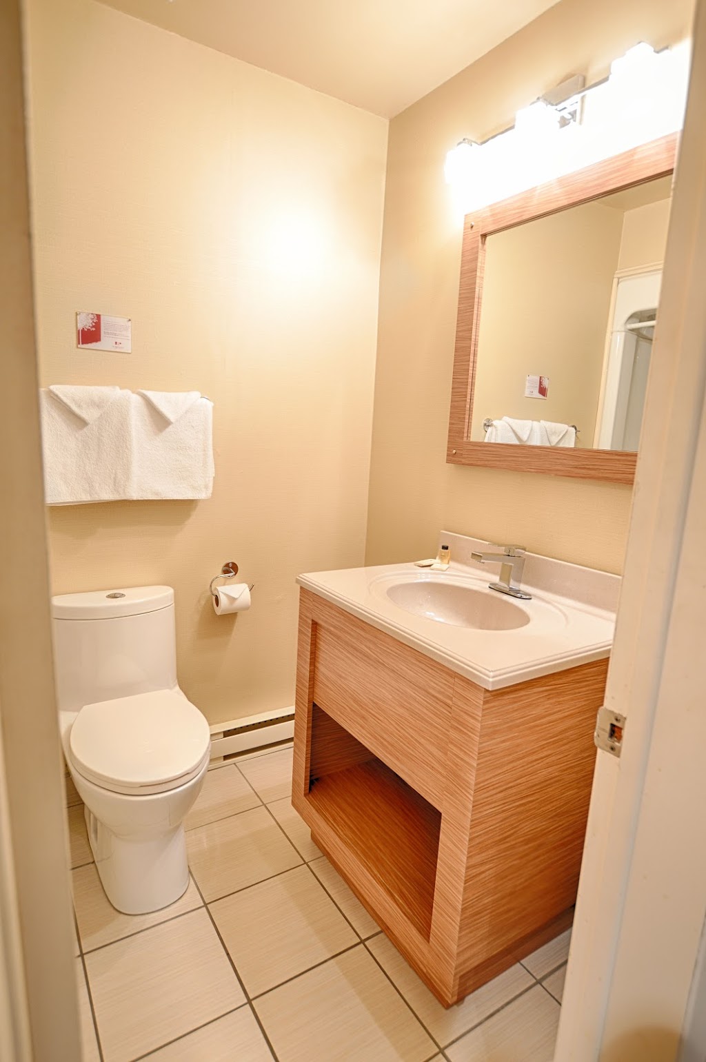 Le Fabreville Motel et Suites | 4301 Boulevard Dagenais O, Laval, QC H7R 1L3, Canada | Phone: (888) 908-4781