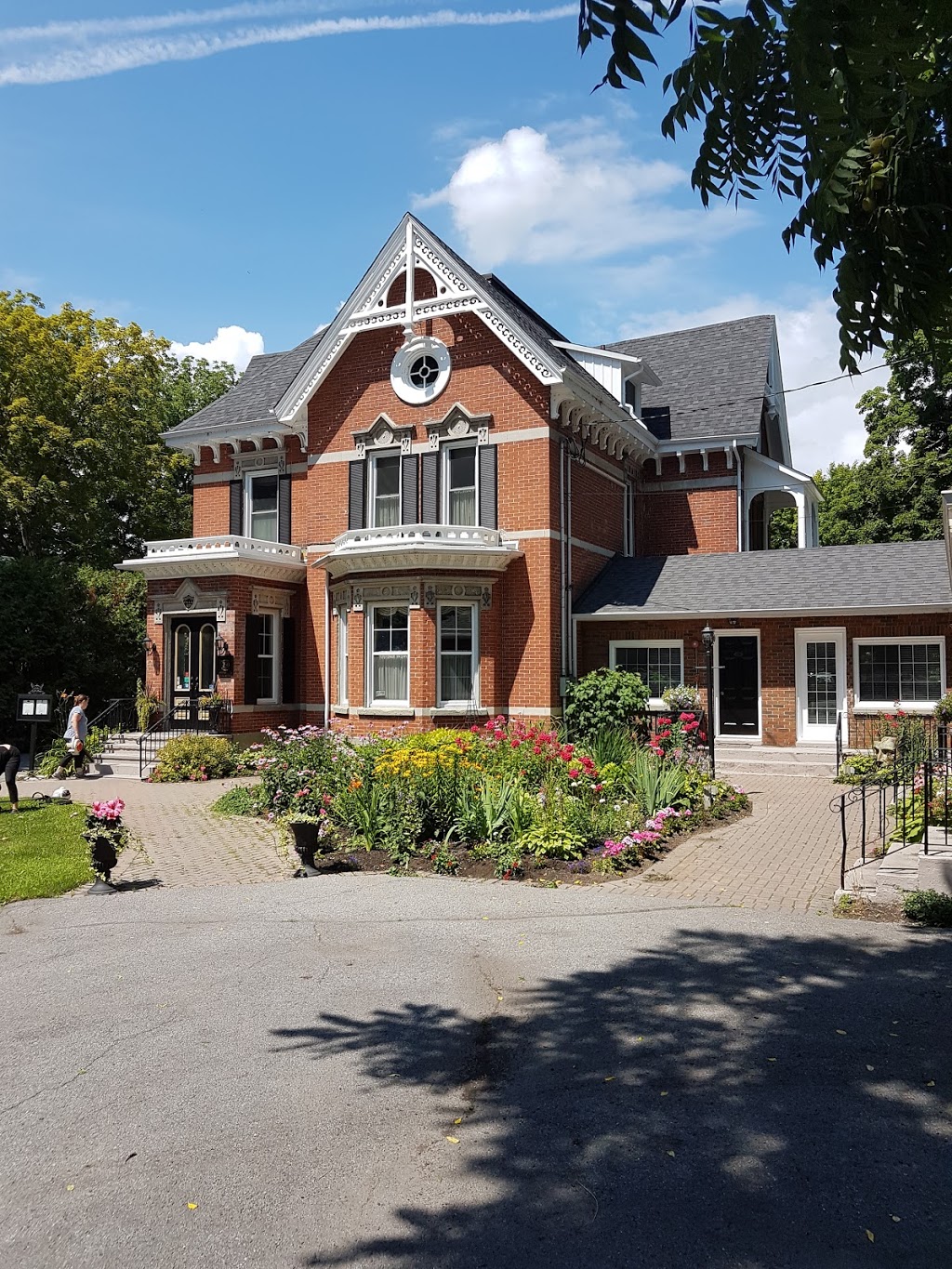 The Woodview Inn | 250 King St W, Gananoque, ON K7G 2G6, Canada | Phone: (844) 382-1110