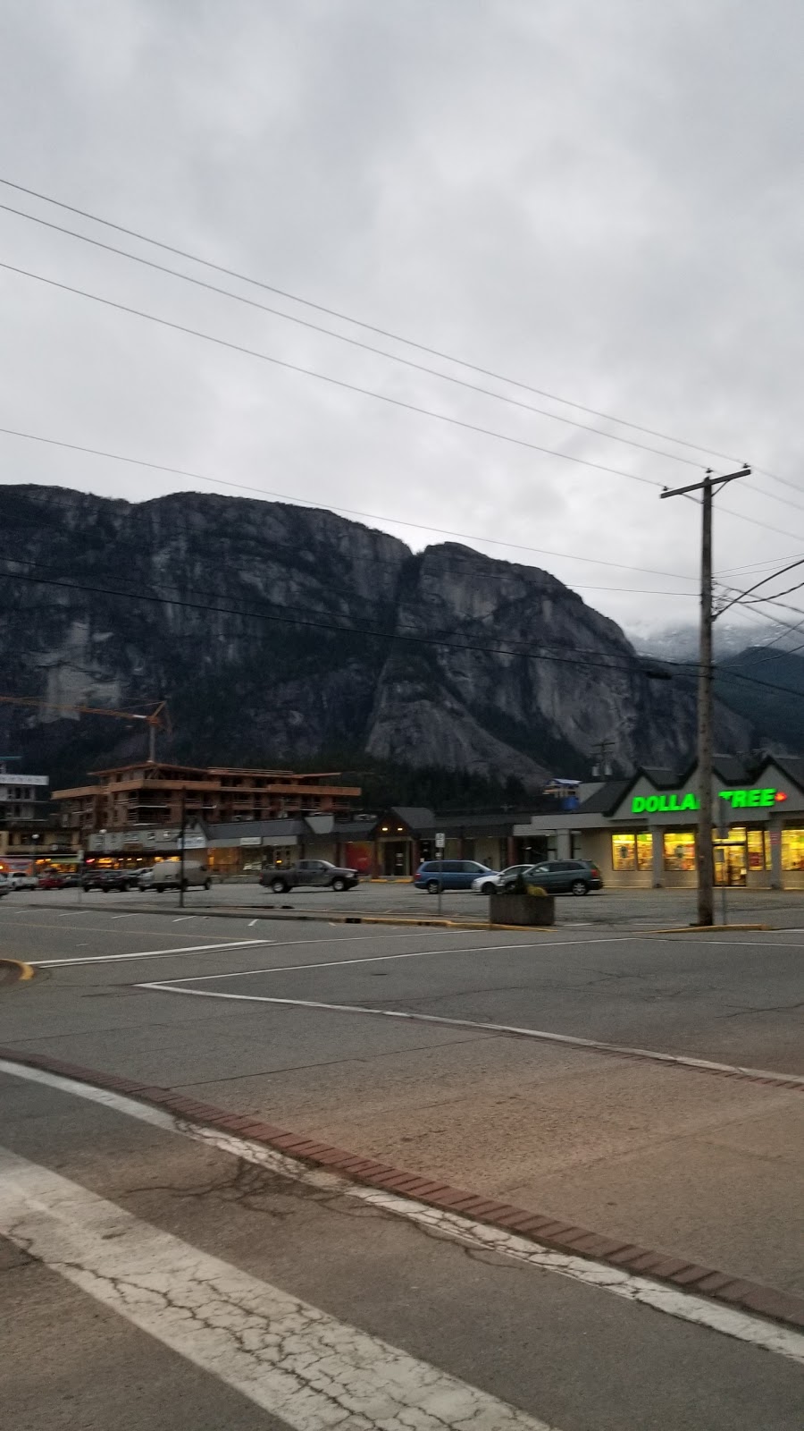 Dollarama | Garibaldi Village Shopping Centre, 40198 Glenalder Pl, Squamish, BC V8B 0G2, Canada | Phone: (604) 898-1935