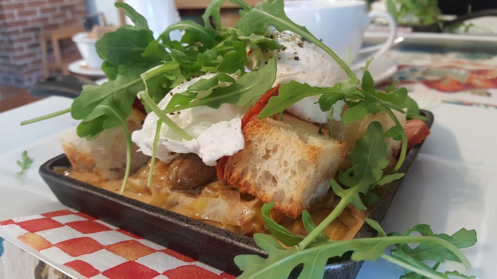 La Maison de ville - bed & bistro | 353 Rue Saint-Patrice Ouest, Magog, QC J1X 1W7, Canada | Phone: (819) 868-2417