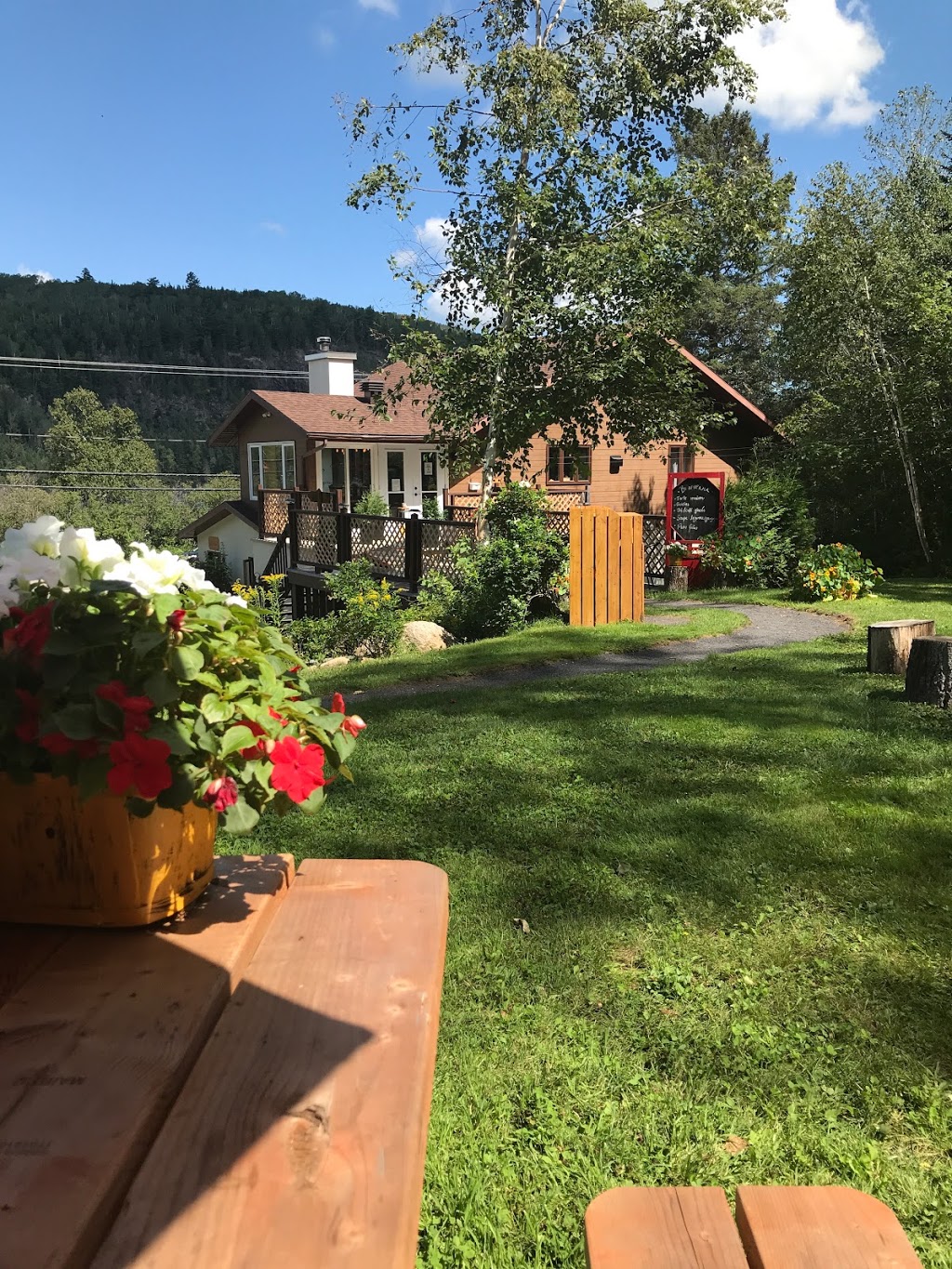 Chez Les Bergeron | 13 Rue Principale, Saint-Aimé-des-Lacs, QC G0T 1S0, Canada | Phone: (418) 201-8080