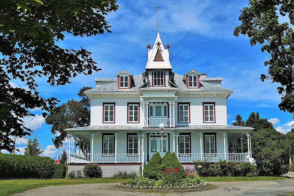 Presbytere St Honore Shenley | 452 Rue Principale, Saint-Honoré-de-Shenley, QC G0M 1V0, Canada | Phone: (418) 485-6457
