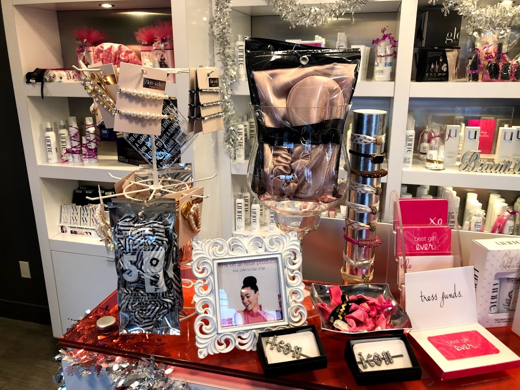 Blo Blow Dry Bar | 571 Lakeshore Rd E, Mississauga, ON L5G 1H9, Canada | Phone: (905) 274-2263