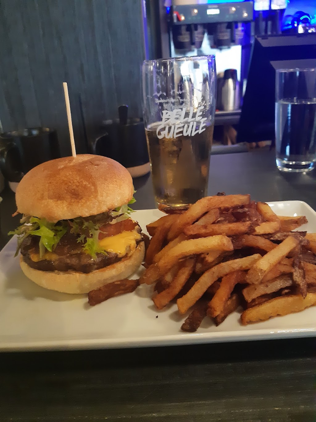 Summum Bistro & Café - La Baie Venue | 810 Rue Mars, La Baie, QC G7B 3N7, Canada | Phone: (418) 544-0000