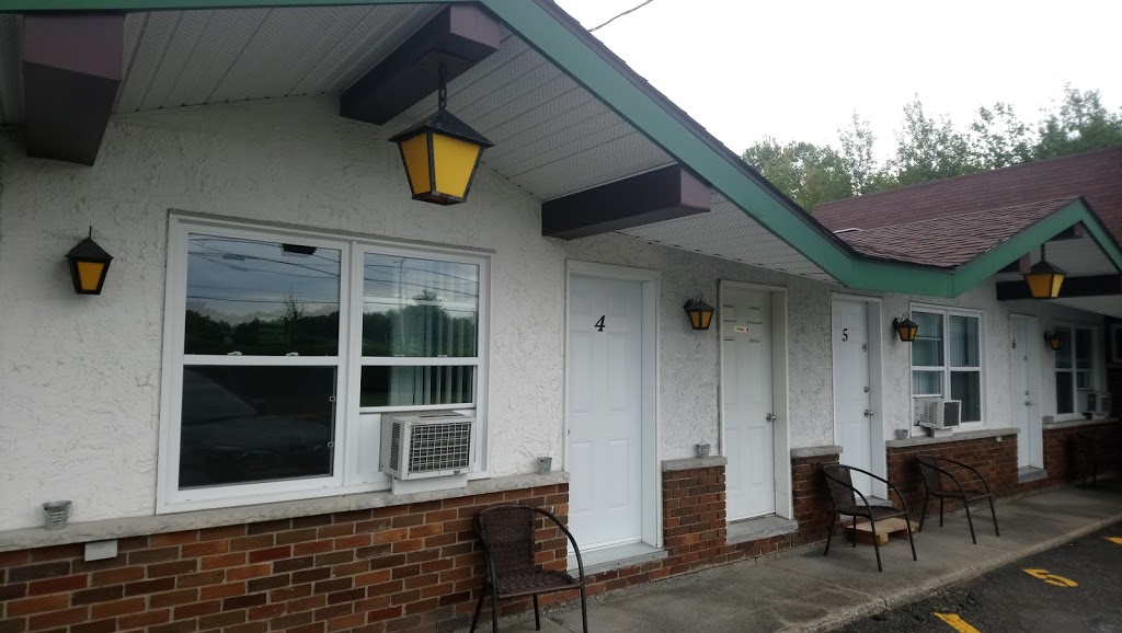 Motel Les Pins | 1523 Rue Principale, Granby, QC J2J 0S4, Canada | Phone: (450) 378-0793