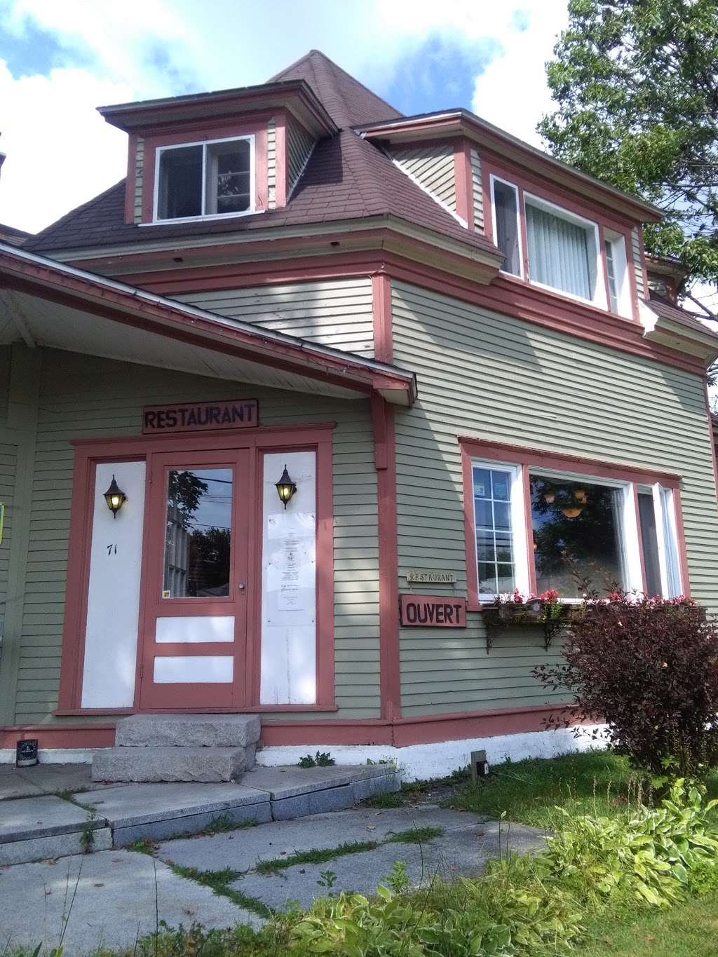 A la Claire Fontaine de Beebe | 71 Rue Principale, Stanstead, QC J0B 3E5, Canada | Phone: (819) 876-7617