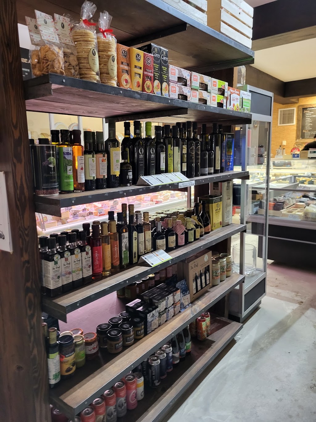 Maître Corbeau Fromagerie | 5101 Rue Chambord, Montréal, QC H2J 3N4, Canada | Phone: (514) 528-3293